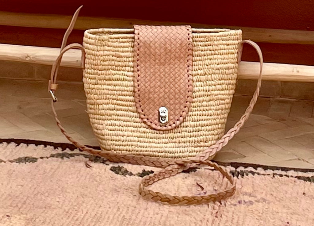 Handmade raffia bag with tan leather latch